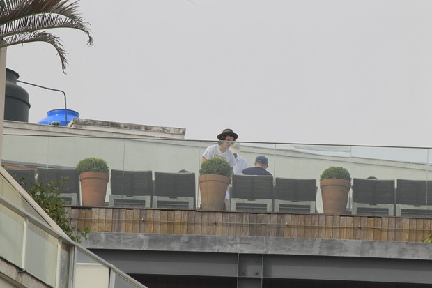 Integrantes do One Direction na sacada do hotel (Foto: Delson Silva / AgNews)