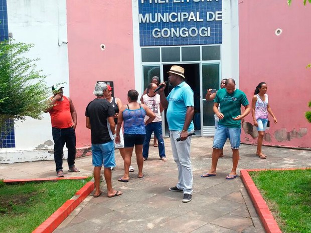 Sede da prefeitura de Gongogi foi ocupada por funcionários desde quarta-feira (Foto: Sindiguarda)