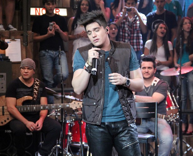 O cantor agita a plateia com algumas de suas músicas de suceso (Foto: TV Globo/Altas Horas)