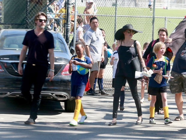 Angelina Jolie e Brad Pitt com filhas Shiloh e Zahara em Los Angeles, nos Estados Unidos (Foto: Grosby Group/ Agência)