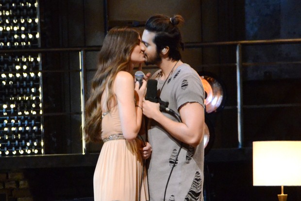 Luan Santana beija Camila Queiroz em gravação de DVD  (Foto: Eduardo Martins / Ag. News)