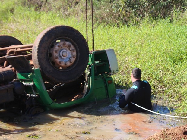 Cabine ficou submersa e o motorista ficou preso  (Foto: Divulgação/ Vector News)