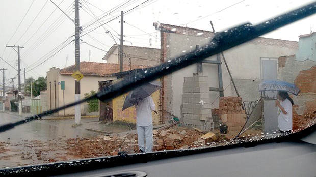 Vento forte derrubou muro de casa em Guaratinguetá (Foto: Alaf Ruan/ Vanguarda Repórter)