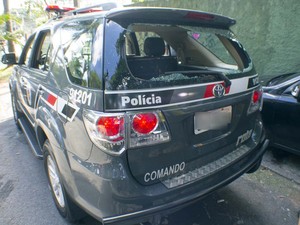 Carro da Rota após perseguição (Foto: Marcelo Gonçalves/ Sigmapress/Estadão)