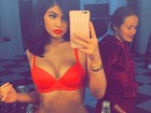 Kylie Jenner sensualiza de lingerie vermelha na web