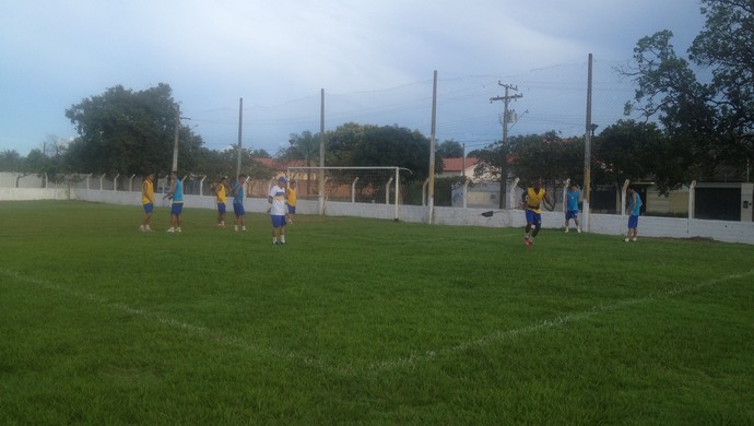 Técnico Celinho Valentim observa treino de resistência dos jogadores do Palmas (Foto: Camila Rodrigues/GloboEsporte.com)