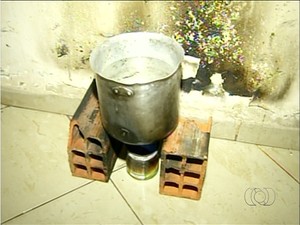 Detentos reclamam da comida e cozinham em fogão construído com tijolos, em Araguaína (Foto: Reprodução/TV Anhanguera)