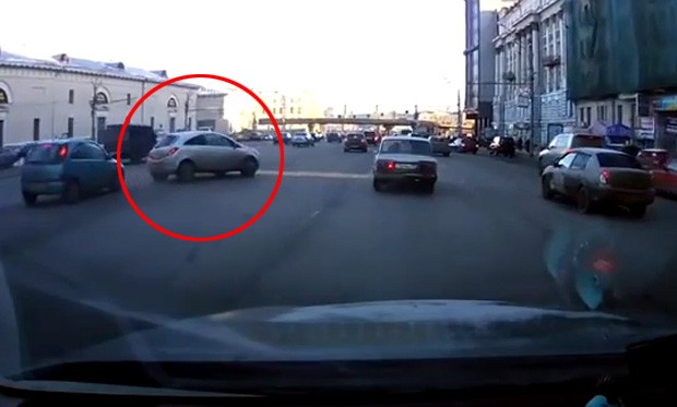 Motorista derrapou com o carro, mas conseguiu estacionar o carro perfeitamente ao lado da calçada (Foto: Reprodução/YouTube/SportN247)