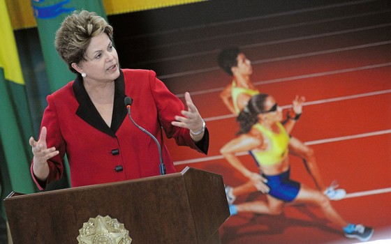 Dilma em solenidade para anunciar medidas de incetivo ao esporte .Ela brincou que a Caixa saiu na frente (Foto: Pedro Ladeira/AFP) Dilma em solenidade para anunciar medidas de incetivo ao esporte .Ela brincou que a Caixa saiu na frente (Foto: Pedro Ladeira/AFP)