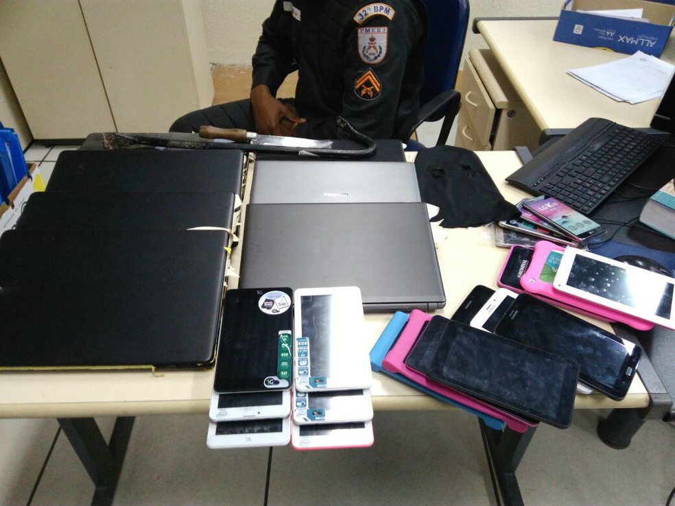 Materiais eletrônicos foram avaliados no valor de R$ 25 mil (Foto: Divulgação/Polícia Militar)
