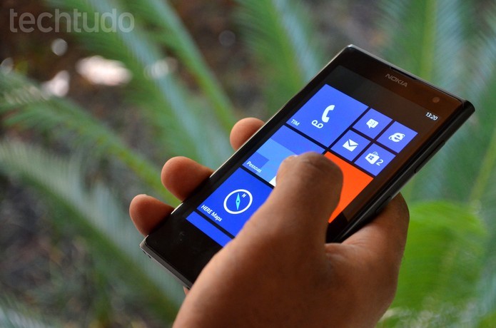 Lumia 1020 vem com tela compacta de 4,5 polegadas (Foto: Luciana Maline/TechTudo) (Foto: Lumia 1020 vem com tela compacta de 4,5 polegadas (Foto: Luciana Maline/TechTudo))
