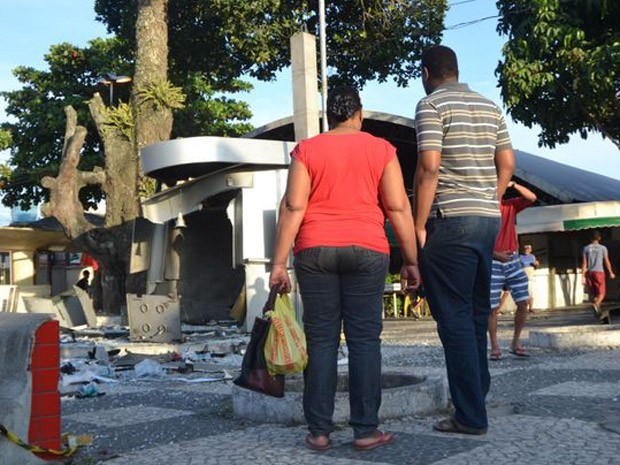 Grupo explode caixa eletrônico localizado ao lado de módulo da PM (Foto: Ed Santos/Acorda Cidade)