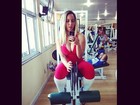 Com macacão decotado, Mulher Melão treina na academia
