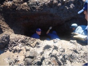 Homem ficou preso em vala soterrado por uma pedra (Foto: Divulgação/Corpo de Bombeiros Militar)