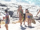 Grazi Massafera tem dia praia com família e amigos
