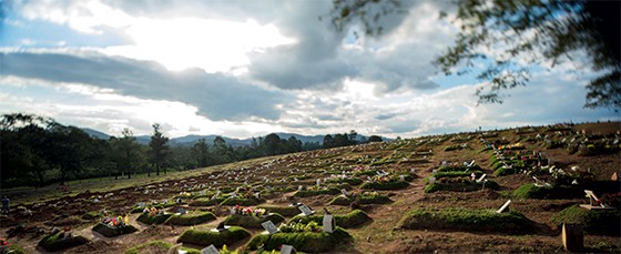 Cemitério de Perus, onde há sinais de que há uma nova vala pode guardar mais 40 corpos  (Foto: Matuiti Mayezo/Folhapress)