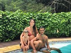 Grávida, Mariana Uhlmann posa de biquíni com Felipe Simas e o filho