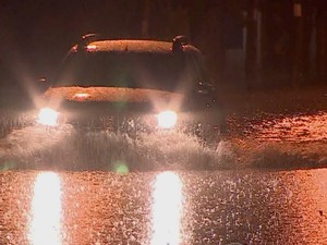 Forte chuva deixou ruas alagadas em Porto Alegre (Foto: Reprodução/RBS TV)