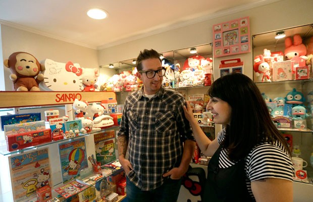 Marty Garrett e Salumeh Eslamieh têm milhares de bonecas e outros e itens da Hello Kitty (Foto: Jeff Chiu/AP)