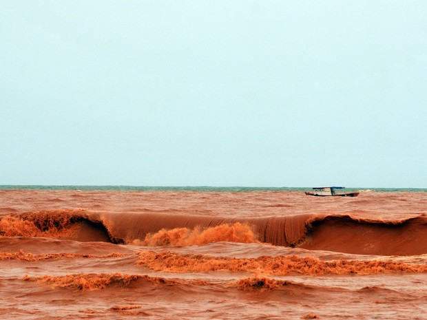 Mar de Regência é tomado por lama de barragem da Samarco (Foto: Fernando Madeira/ A Gazeta)
