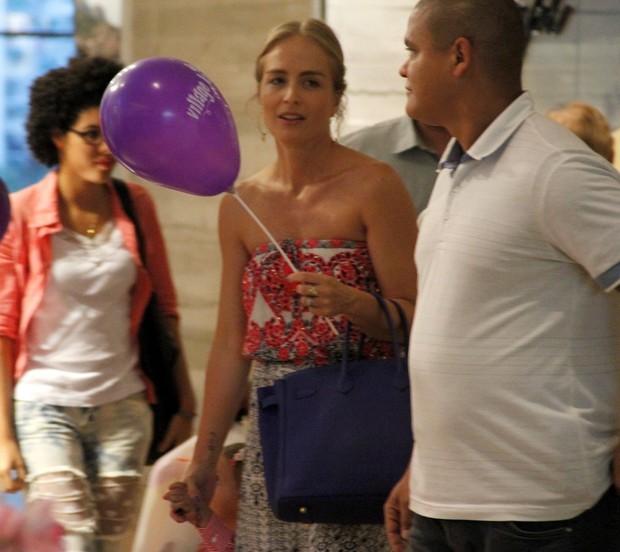 Angélica leva Eva ao shopping (Foto: Johsson Parraguez/ PhotoRionews)