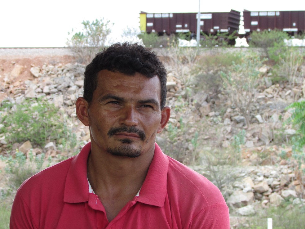 O terraço da casa de Luciano Bernardino, 36 anos, é uma varanda para o esquecimento das obras da Transnordestina (Foto: Wagner Sarmento/TV Globo)
