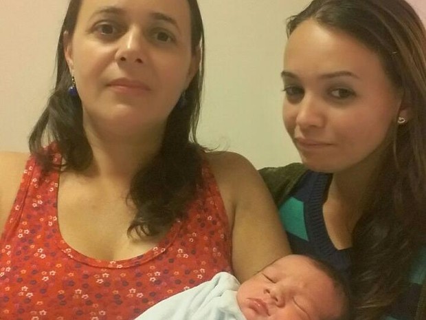 Mãe e filha com o recém nascido Juliano (Foto: Arquivo Pessoal/Divulgação) Mãe e filha com o recém nascido Juliano (Foto: Arquivo Pessoal/Divulgação)