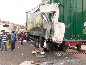 Com batida, estrutura do caminhão ficou presa à carreta (Foto: Imagens / TV Bahia)