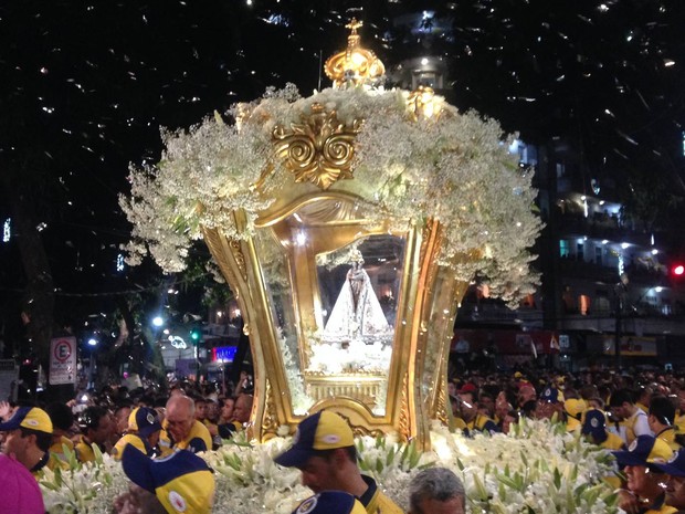 Berlinda com a imagem de Nossa Senhora de Nazaré chega à Igreja da Sé, em Belém, na noite deste sábado (11), após cerca de seis horas de procissão da Trasladação. (Foto: Christian Emanoel/Tv Liberal) Berlinda com a imagem de Nossa Senhora de Nazaré chega à Igreja da Sé, em Belém, na noite deste sábado (11), após cerca de seis horas de procissão da Trasladação. (Foto: Christian Emanoel/Tv Liberal)