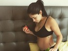 Bella Falconi posa com a filha cinco dias após dar à luz: 'Apaixonada'