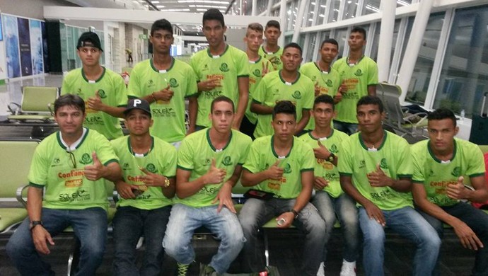 Jogadores do Palmeira de Goianinha - aeroporto (Foto: William Souto/Divulgação)
