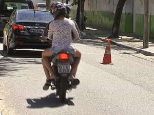 Cones na via são utilizados para separar espaço para ciclistas (Foto: TV Verdes Mares/Reprodução)
