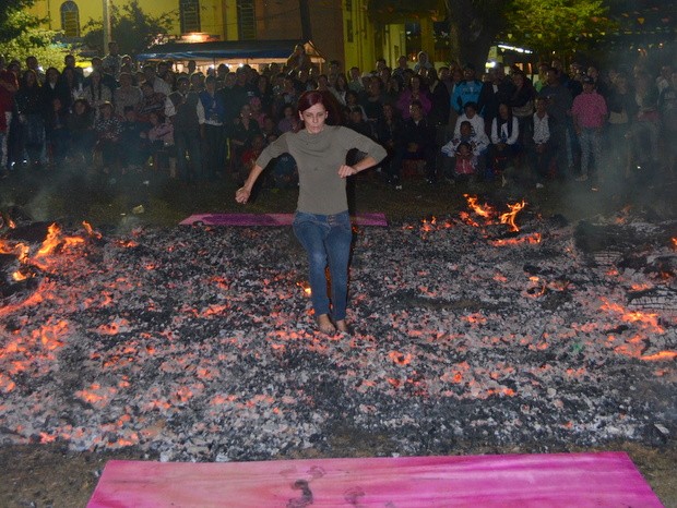 Jovem corre sobre brasas de fogueira de São João no encerramento da festa junina de Charqueada (Foto: Araripe Castilho/G1)