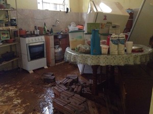 Cozinha da casa foi invadida pela água e por destroços do muro (Foto: Priscilla Lima/TV Anhanguera)