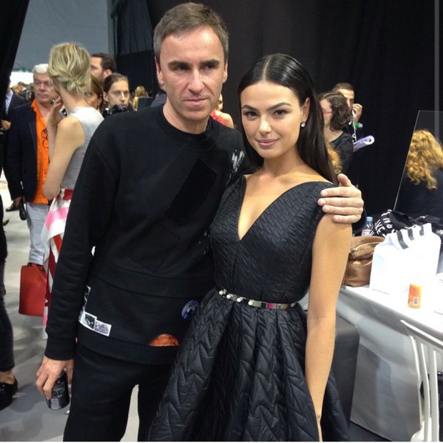 Raf Simons, estilista da Dior, e Isis Valverde (Foto: Bruno Astuto)