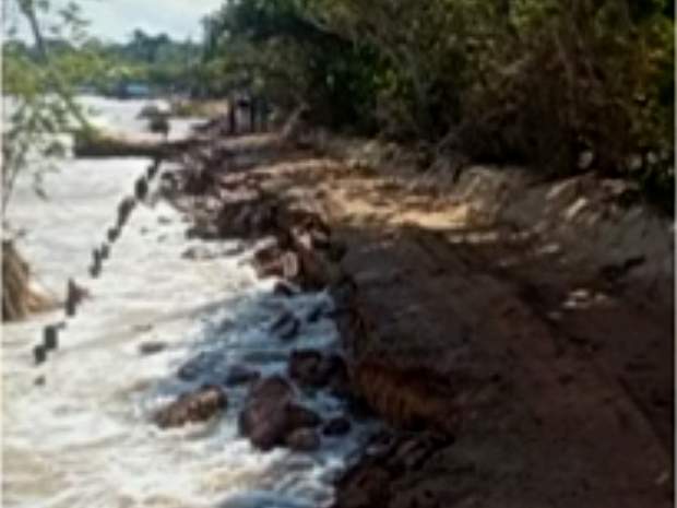 Maré alta avança sobre pista e derruba árvores no Marahu (Foto: Reprodução/TV Liberal)