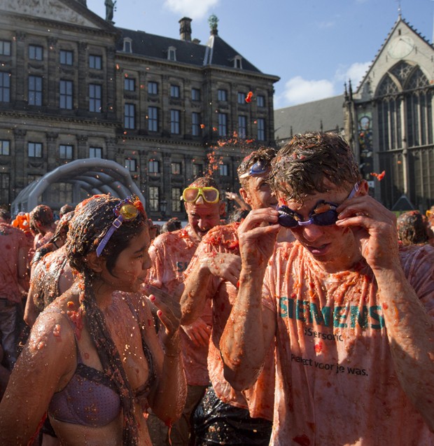 Dinheiro arrecado com manifestação será enviado para fazendeiros afetados pelas sanções feitas pela Rússia, que proibiu a importação de produtos frescos vindos da Europa (Foto: Peter Dejong/AP) Dinheiro arrecado com manifestação será enviado para fazendeiros afetados pelas sanções feitas pela Rússia, que proibiu a importação de produtos frescos vindos da Europa (Foto: Peter Dejong/AP)