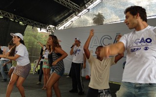 Ex-BBBs dançam com o público (Foto: Divulgação)