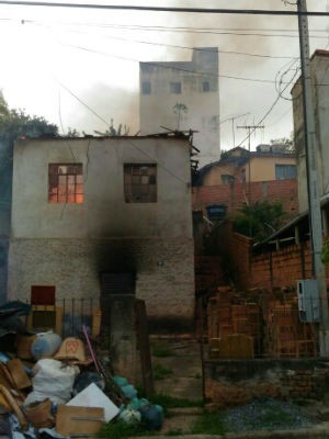 Casa fica destruída após pegar fogo em Cunha (Foto: Vanguarda Repórter/Alexandre Toledo)