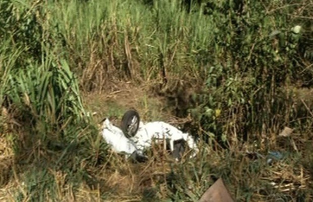 pneus se soltam de caminhão e causa acidente com uma morte em Goiás 2 (Foto: Reprodução/TV Anhanguera)