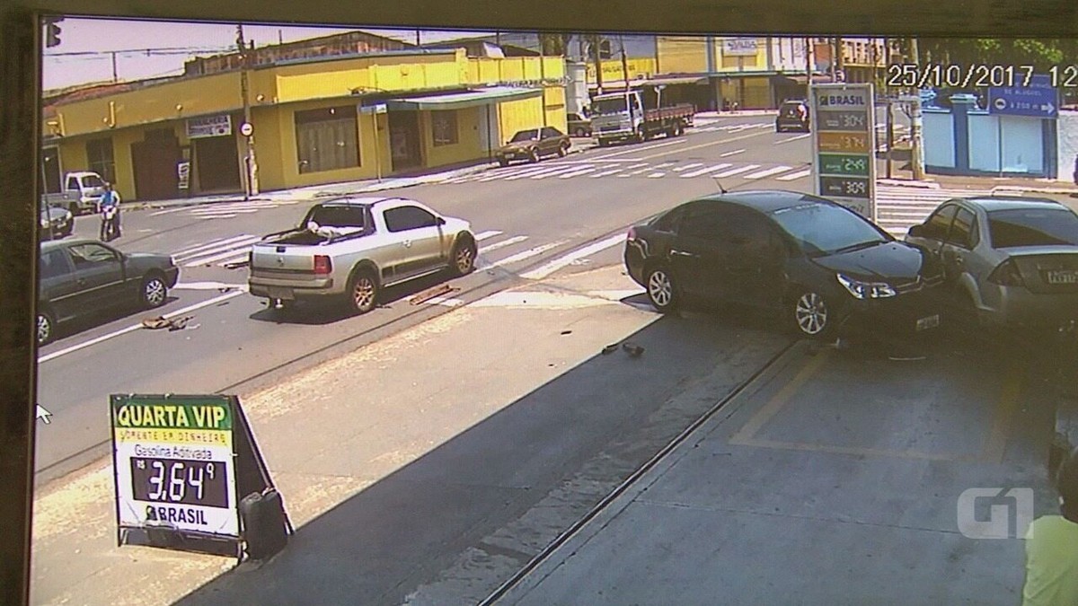 Carro Bate Em Outro Invade Posto De Combust Veis E Atinge Ve Culo