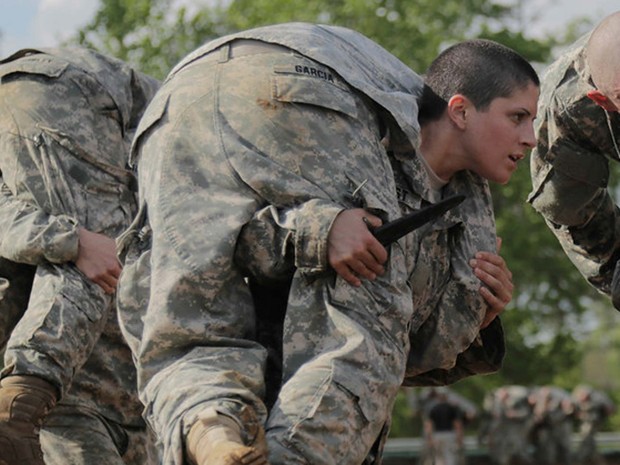 Kristen Griest, de 27 anos, carrega soldado durante treinamento da Ranger School, escola de elito do Exército dos Estados Unidos (Foto: Nikayla Shodeen/ U.S. Army)