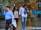 Ricardo Pereira passeia com a mulher e o filho em shopping no Rio
