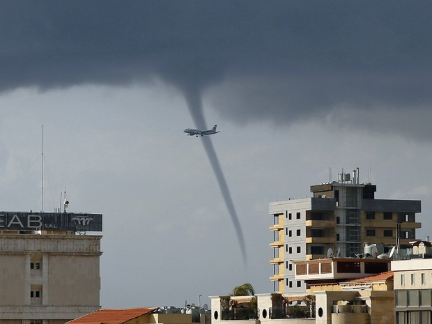 Uma tromba d'água se formou sobre o Mar Mediterrâneo enquanto um avião se preparava para pousar no Aeroporto Internacional de Beirute, nesta quinta-feira (1º) (Foto: Jamal Saidi/Reuters)