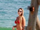 Carolina Portaluppi curte praia com fio-dental vermelho