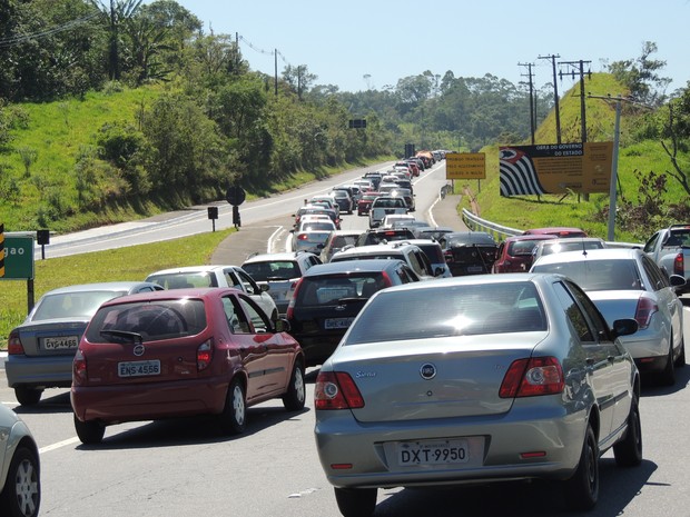 G1 Motoristas enfrentam lentidão em toda a extensão da Mogi Bertioga