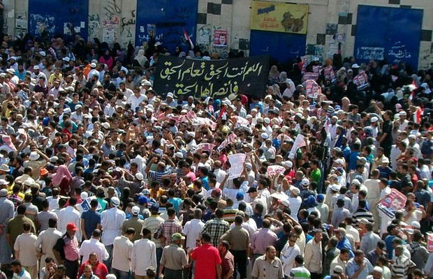 Partidários de Morsi participam de manifestação em Suez, no nordeste do Egito (Foto: EFE/Ghanim Maro)