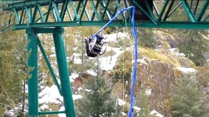 Paraplégica faz bungee jumping presa à cadeira de rodas no Canadá; assista (Reprodução)