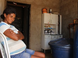 Viúva diz que gasta quase R$ 30 por mês na compra de água (Foto: Patrícia Andrade/G1)