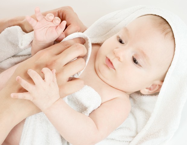 bebe; banho; toalha; após o banho; pele do bebê (Foto: Thinkstock)